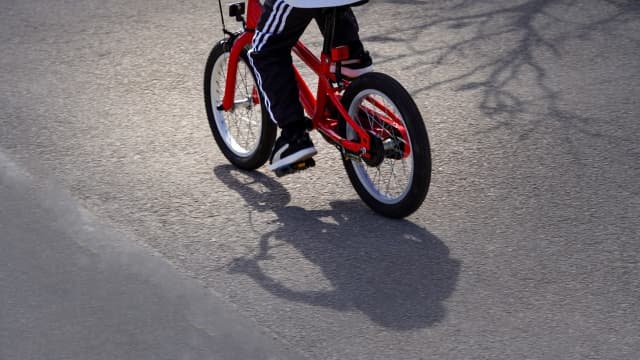 自転車に乗る子ども